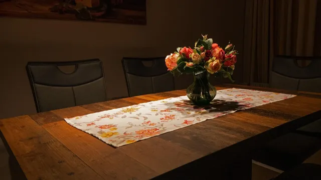 Piękna i kobieca jadalnia z galerią botanicznych plakatów!
